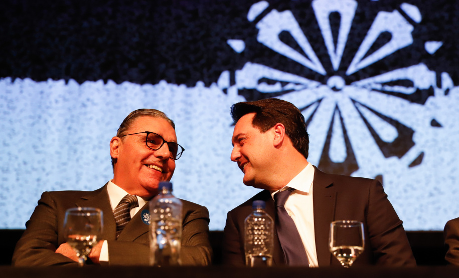 O governador Carlos Massa Ratinho Junior participou nesta segunda-feira (28), em Curitiba, da solenidade de posse da nova diretoria da Fiep, que será liderada pelo empresário Carlos Valter Martins Pedro nos próximos quatro anos. Ele substitui Edson Campagnolo no comando da federação.