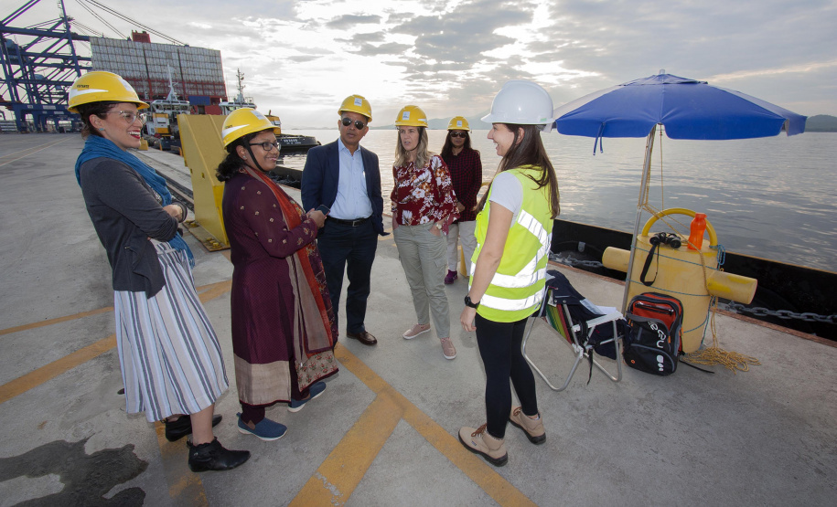 Mais de 7 mil pessoas já visitaram o Porto de Paranaguá em 2019. Em março deste ano, a empresa pública Portos do Paraná intensificou as visitas de grupos técnicos. Em junho, passou a receber os interessados também aos sábados. São estudantes, empresários e agricultores que querem aprender sobre logística e comércio internacional.