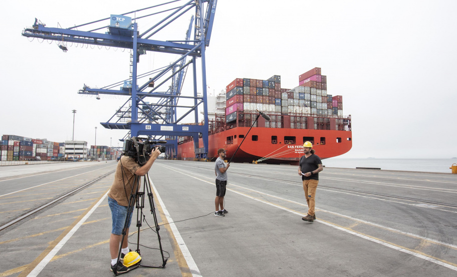Mais de 7 mil pessoas já visitaram o Porto de Paranaguá em 2019. Em março deste ano, a empresa pública Portos do Paraná intensificou as visitas de grupos técnicos. Em junho, passou a receber os interessados também aos sábados. São estudantes, empresários e agricultores que querem aprender sobre logística e comércio internacional.
