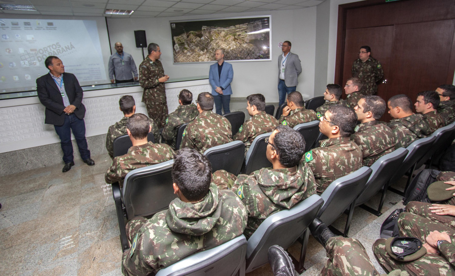 Mais de 7 mil pessoas já visitaram o Porto de Paranaguá em 2019. Em março deste ano, a empresa pública Portos do Paraná intensificou as visitas de grupos técnicos. Em junho, passou a receber os interessados também aos sábados. São estudantes, empresários e agricultores que querem aprender sobre logística e comércio internacional.