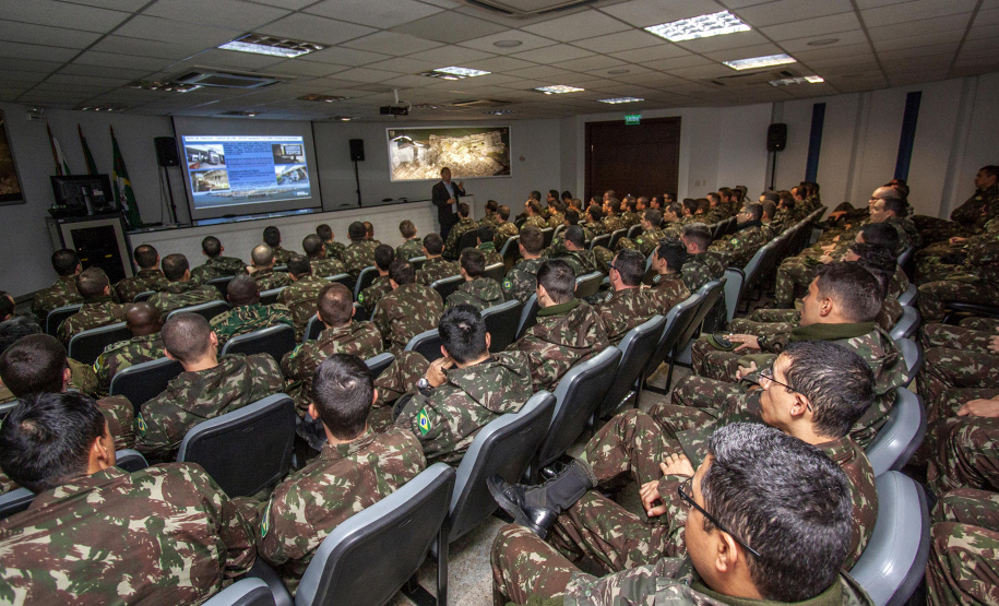 Mais de 7 mil pessoas já visitaram o Porto de Paranaguá em 2019. Em março deste ano, a empresa pública Portos do Paraná intensificou as visitas de grupos técnicos. Em junho, passou a receber os interessados também aos sábados. São estudantes, empresários e agricultores que querem aprender sobre logística e comércio internacional.