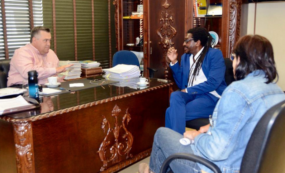 A atenção à saúde da população negra no Paraná foi tema de uma reunião nesta terça-feira (29) entre o secretário de Estado da Saúde, Beto Preto, e o coordenador da Superintendência Geral de Diálogo e Interação Social do Paraná (Sudis), Denilton Laurindo. A Superintência foi criada este ano e funciona como porta de entrada dos movimentos sociais no Estado.. Foto:SESA