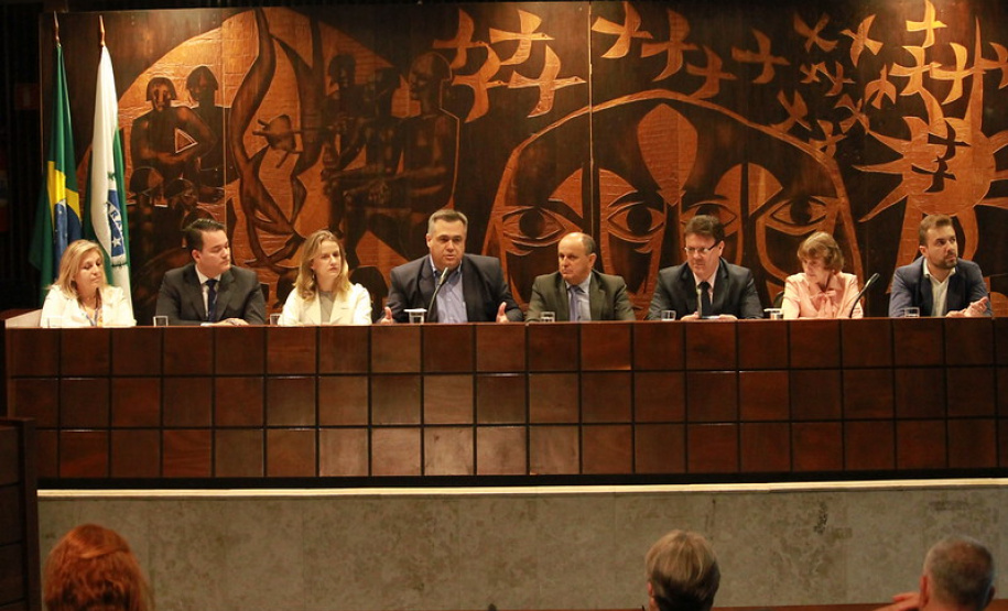 Deputados, representantes de instituições da área da odontologia, cirurgiões dentistas e população em geral participaram nesta terça-feira (29), na Assembleia Legislativa do Paraná, da audiência pública sobre Saúde Bucal: promoção, conscientização e prevenção no Paraná