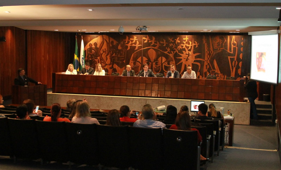 Deputados, representantes de instituições da área da odontologia, cirurgiões dentistas e população em geral participaram nesta terça-feira (29), na Assembleia Legislativa do Paraná, da audiência pública sobre Saúde Bucal: promoção, conscientização e prevenção no Paraná