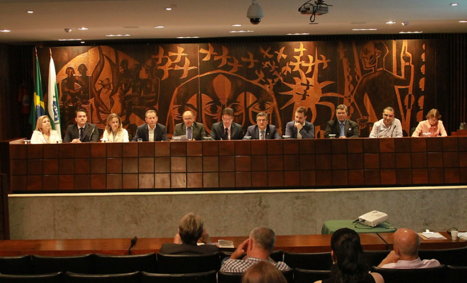 Deputados, representantes de instituições da área da odontologia, cirurgiões dentistas e população em geral participaram nesta terça-feira (29), na Assembleia Legislativa do Paraná, da audiência pública sobre Saúde Bucal: promoção, conscientização e prevenção no Paraná