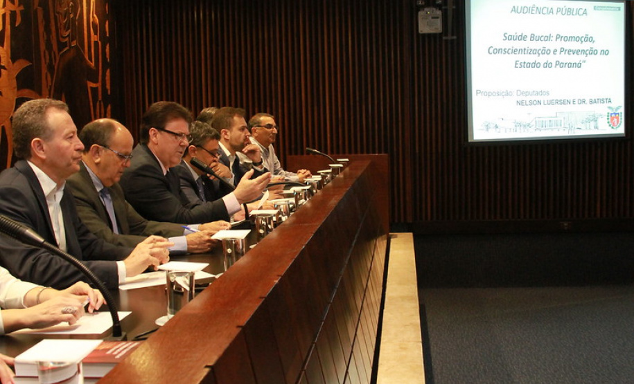 Deputados, representantes de instituições da área da odontologia, cirurgiões dentistas e população em geral participaram nesta terça-feira (29), na Assembleia Legislativa do Paraná, da audiência pública sobre Saúde Bucal: promoção, conscientização e prevenção no Paraná