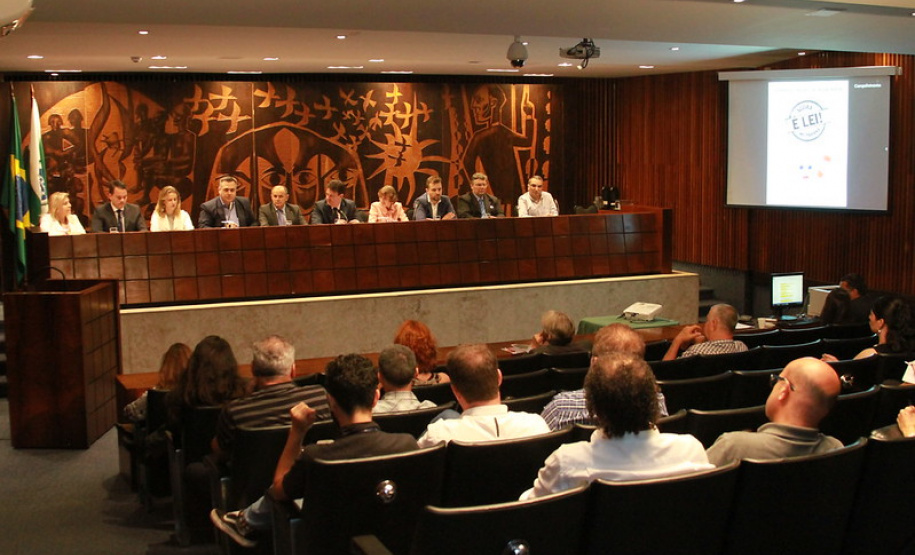 Deputados, representantes de instituições da área da odontologia, cirurgiões dentistas e população em geral participaram nesta terça-feira (29), na Assembleia Legislativa do Paraná, da audiência pública sobre Saúde Bucal: promoção, conscientização e prevenção no Paraná