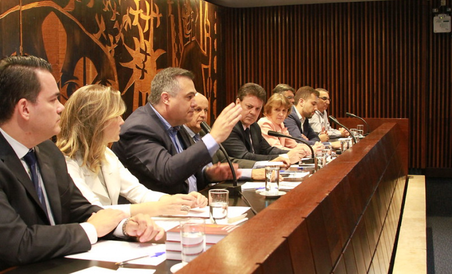 Deputados, representantes de instituições da área da odontologia, cirurgiões dentistas e população em geral participaram nesta terça-feira (29), na Assembleia Legislativa do Paraná, da audiência pública sobre Saúde Bucal: promoção, conscientização e prevenção no Paraná