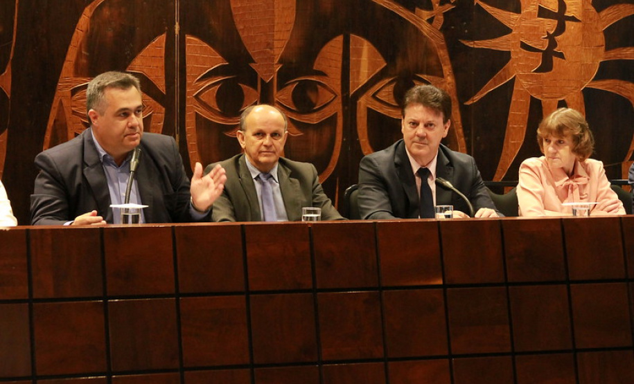 Deputados, representantes de instituições da área da odontologia, cirurgiões dentistas e população em geral participaram nesta terça-feira (29), na Assembleia Legislativa do Paraná, da audiência pública sobre Saúde Bucal: promoção, conscientização e prevenção no Paraná