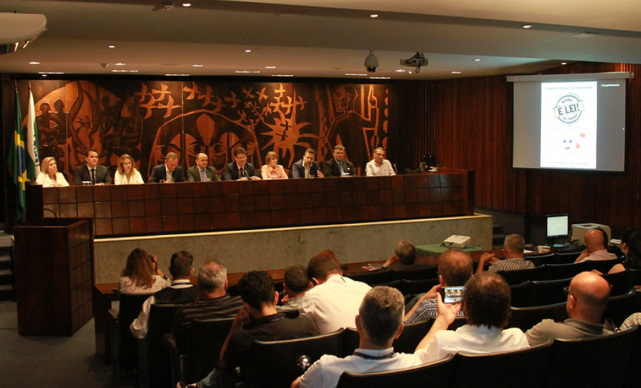 Deputados, representantes de instituições da área da odontologia, cirurgiões dentistas e população em geral participaram nesta terça-feira (29), na Assembleia Legislativa do Paraná, da audiência pública sobre Saúde Bucal: promoção, conscientização e prevenção no Paraná