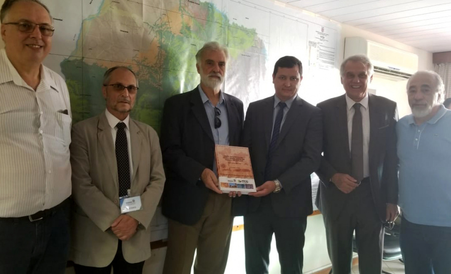 O Serviço Geológico do Brasil completou nesta terça-feira (29) 50 anos de atividades que foram comemorados no Paraná, em solenidade conjunta entre o Núcleo de Apoio Técnico de Curitiba e o Instituto de Terras, Cartografia e Geologia (ITCG). O Instituto apresentou os resultados do Mapeamento Geológico do Grupo Serra Geral no Paraná. Foto: Divulgação/SEDEST