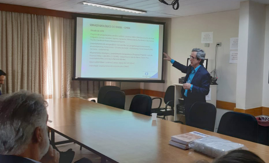 O Serviço Geológico do Brasil completou nesta terça-feira (29) 50 anos de atividades que foram comemorados no Paraná, em solenidade conjunta entre o Núcleo de Apoio Técnico de Curitiba e o Instituto de Terras, Cartografia e Geologia (ITCG). O Instituto apresentou os resultados do Mapeamento Geológico do Grupo Serra Geral no Paraná. Foto: Divulgação/SEDEST