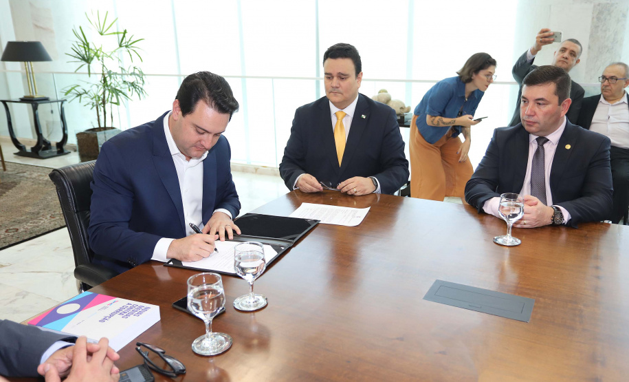 O governador Carlos Massa Ratinho Junior, sanciona a lei que cria o Fundo Estadual de Combate a Corrupção. Participaram: controlador geral do Estado, Raul Siqueira; secretário chefe da Casa Civil, Guto Silva; líder do Governo na Assembleia Legislativa, deputado Hussein Bakri; representante da Transparência Internacional, Bruno Brandão; entre outros.Curitiba, 30-10-19.Foto: Arnaldo Alves / AEN.