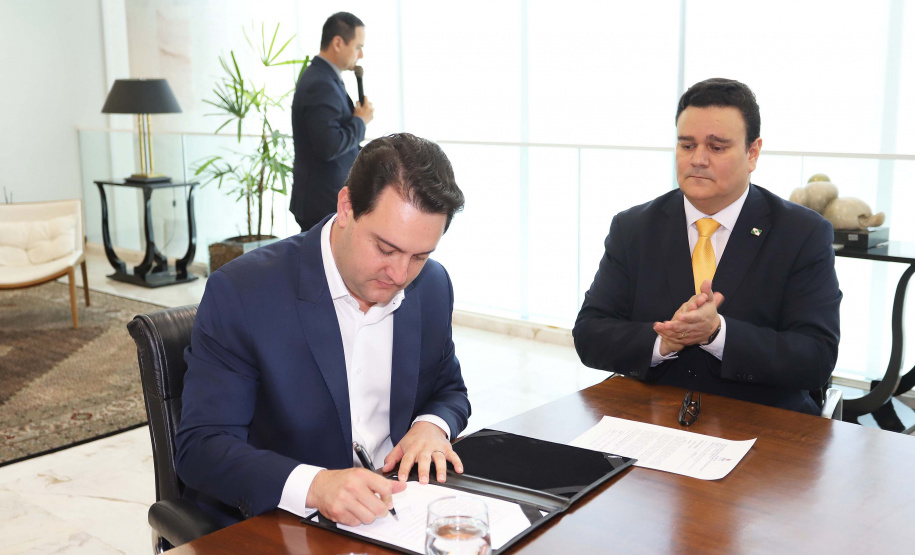 O governador Carlos Massa Ratinho Junior, sanciona a lei que cria o Fundo Estadual de Combate a Corrupção. Participaram: controlador geral do Estado, Raul Siqueira; secretário chefe da Casa Civil, Guto Silva; líder do Governo na Assembleia Legislativa, deputado Hussein Bakri; representante da Transparência Internacional, Bruno Brandão; entre outros.Curitiba, 30-10-19.Foto: Arnaldo Alves / AEN.