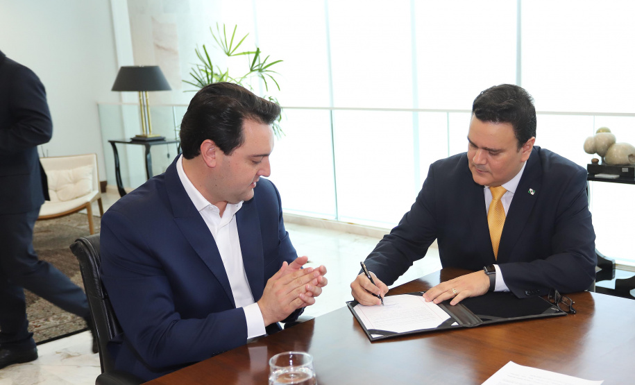 O governador Carlos Massa Ratinho Junior, sanciona a lei que cria o Fundo Estadual de Combate a Corrupção. Participaram: controlador geral do Estado, Raul Siqueira; secretário chefe da Casa Civil, Guto Silva; líder do Governo na Assembleia Legislativa, deputado Hussein Bakri; representante da Transparência Internacional, Bruno Brandão; entre outros.Curitiba, 30-10-19.Foto: Arnaldo Alves / AEN.