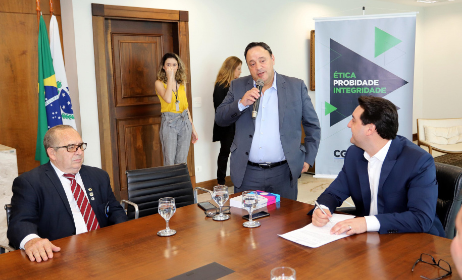 O governador Carlos Massa Ratinho Junior, sanciona a lei que cria o Fundo Estadual de Combate a Corrupção. Participaram: controlador geral do Estado, Raul Siqueira; secretário chefe da Casa Civil, Guto Silva; líder do Governo na Assembleia Legislativa, deputado Hussein Bakri; representante da Transparência Internacional, Bruno Brandão; entre outros.Curitiba, 30-10-19.Foto: Arnaldo Alves / AEN.