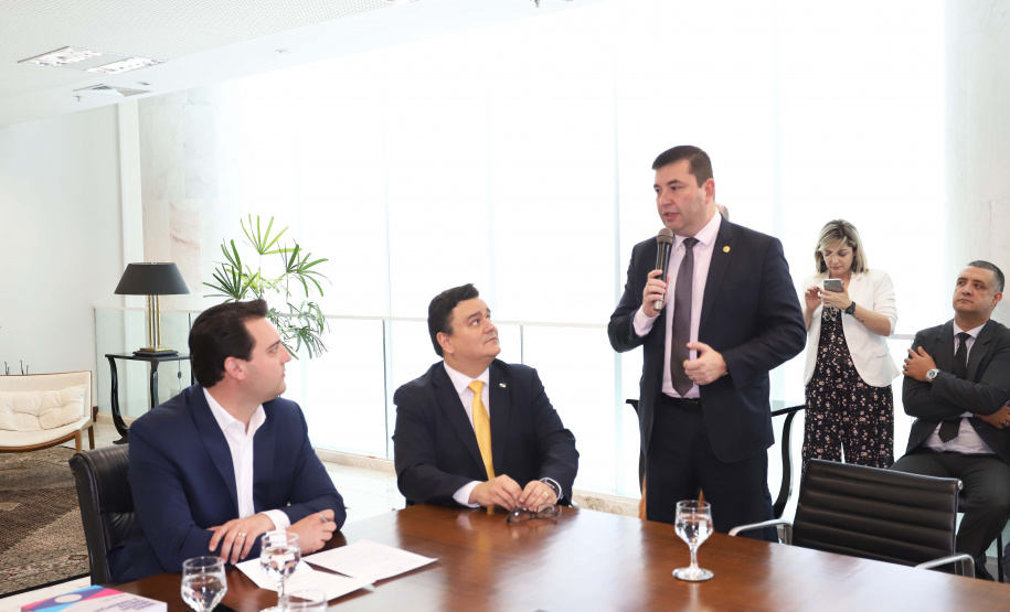 O governador Carlos Massa Ratinho Junior, sanciona a lei que cria o Fundo Estadual de Combate a Corrupção. Participaram: controlador geral do Estado, Raul Siqueira; secretário chefe da Casa Civil, Guto Silva; líder do Governo na Assembleia Legislativa, deputado Hussein Bakri; representante da Transparência Internacional, Bruno Brandão; entre outros.Curitiba, 30-10-19.Foto: Arnaldo Alves / AEN.
