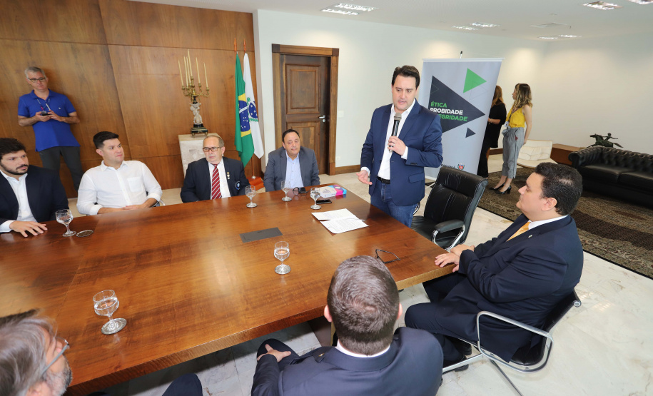 O governador Carlos Massa Ratinho Junior, sanciona a lei que cria o Fundo Estadual de Combate a Corrupção. Participaram: controlador geral do Estado, Raul Siqueira; secretário chefe da Casa Civil, Guto Silva; líder do Governo na Assembleia Legislativa, deputado Hussein Bakri; representante da Transparência Internacional, Bruno Brandão; entre outros.Curitiba, 30-10-19.Foto: Arnaldo Alves / AEN.