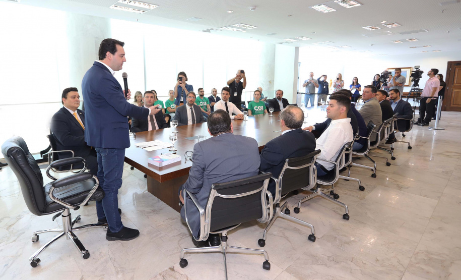O governador Carlos Massa Ratinho Junior, sanciona a lei que cria o Fundo Estadual de Combate a Corrupção. Participaram: controlador geral do Estado, Raul Siqueira; secretário chefe da Casa Civil, Guto Silva; líder do Governo na Assembleia Legislativa, deputado Hussein Bakri; representante da Transparência Internacional, Bruno Brandão; entre outros.Curitiba, 30-10-19.Foto: Arnaldo Alves / AEN.