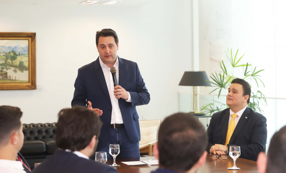 O governador Carlos Massa Ratinho Junior, sanciona a lei que cria o Fundo Estadual de Combate a Corrupção. Participaram: controlador geral do Estado, Raul Siqueira; secretário chefe da Casa Civil, Guto Silva; líder do Governo na Assembleia Legislativa, deputado Hussein Bakri; representante da Transparência Internacional, Bruno Brandão; entre outros.Curitiba, 30-10-19.Foto: Arnaldo Alves / AEN.