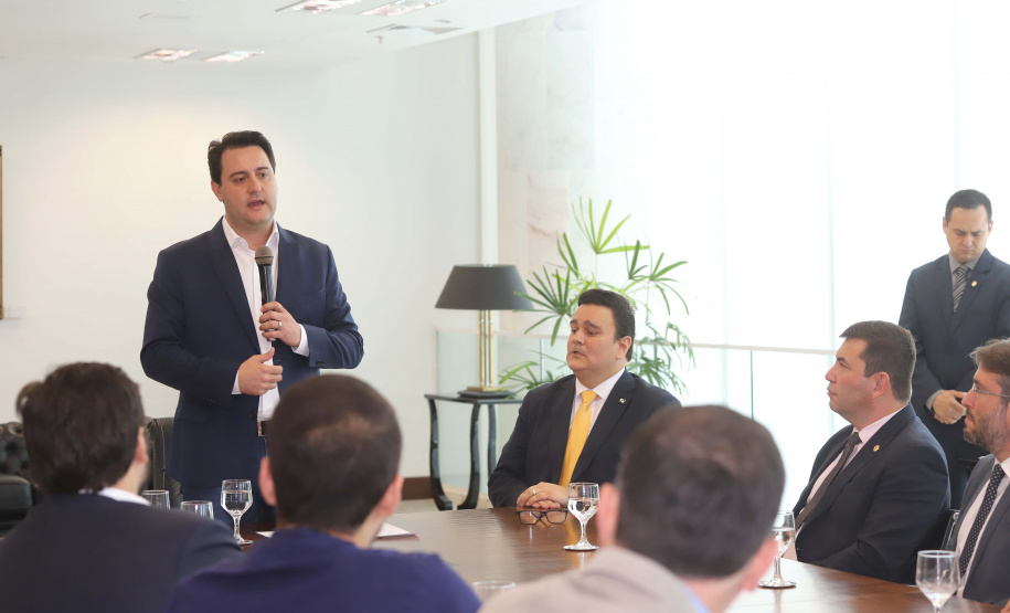 O governador Carlos Massa Ratinho Junior, sanciona a lei que cria o Fundo Estadual de Combate a Corrupção. Participaram: controlador geral do Estado, Raul Siqueira; secretário chefe da Casa Civil, Guto Silva; líder do Governo na Assembleia Legislativa, deputado Hussein Bakri; representante da Transparência Internacional, Bruno Brandão; entre outros.Curitiba, 30-10-19.Foto: Arnaldo Alves / AEN.