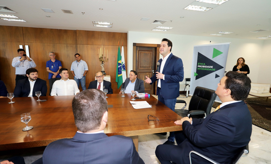 O governador Carlos Massa Ratinho Junior, sanciona a lei que cria o Fundo Estadual de Combate a Corrupção. Participaram: controlador geral do Estado, Raul Siqueira; secretário chefe da Casa Civil, Guto Silva; líder do Governo na Assembleia Legislativa, deputado Hussein Bakri; representante da Transparência Internacional, Bruno Brandão; entre outros.Curitiba, 30-10-19.Foto: Arnaldo Alves / AEN.