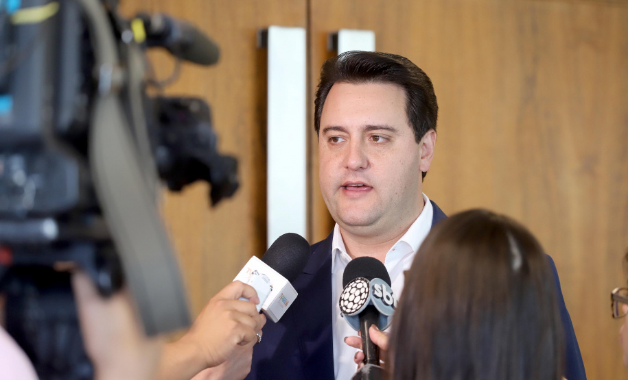 O governador Carlos Massa Ratinho Junior, sanciona a lei que cria o Fundo Estadual de Combate a Corrupção. Participaram: controlador geral do Estado, Raul Siqueira; secretário chefe da Casa Civil, Guto Silva; líder do Governo na Assembleia Legislativa, deputado Hussein Bakri; representante da Transparência Internacional, Bruno Brandão; entre outros.Curitiba, 30-10-19.Foto: Arnaldo Alves / AEN.