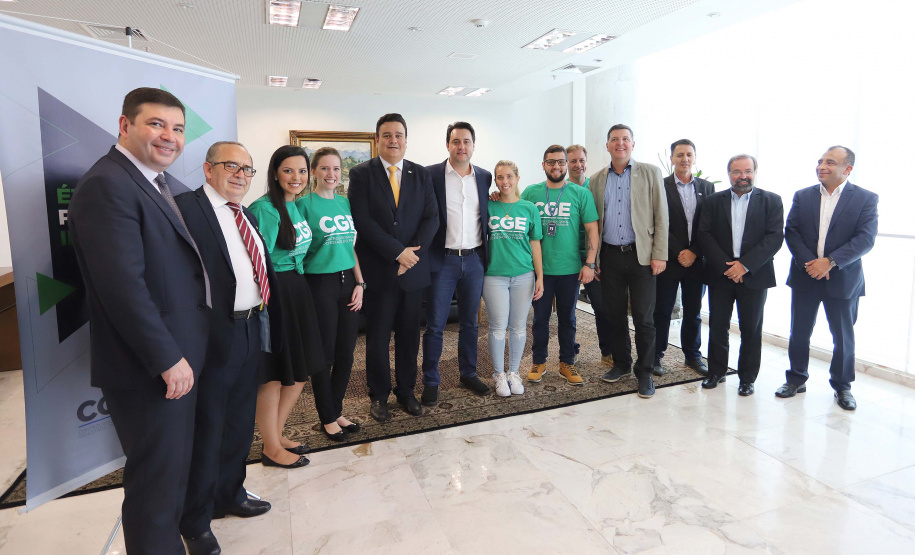 O governador Carlos Massa Ratinho Junior, sanciona a lei que cria o Fundo Estadual de Combate a Corrupção. Participaram: controlador geral do Estado, Raul Siqueira; secretário chefe da Casa Civil, Guto Silva; líder do Governo na Assembleia Legislativa, deputado Hussein Bakri; representante da Transparência Internacional, Bruno Brandão; entre outros.Curitiba, 30-10-19.Foto: Arnaldo Alves / AEN.