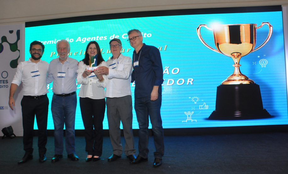 O trabalho realizado pela equipe da Sala do Empreendedor da prefeitura de Francisco Beltrão no atendimento de empreendedores e contratação de operações de microcrédito recebeu o primeiro lugar geral no Prêmio Fomento Paraná e Sebrae/PR de Microcrédito 2019