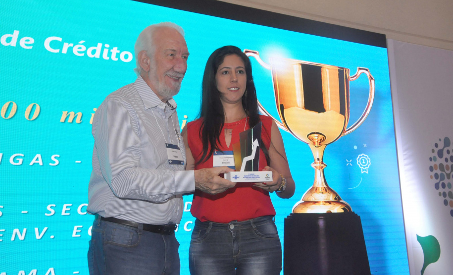 O trabalho realizado pela equipe da Sala do Empreendedor da prefeitura de Francisco Beltrão no atendimento de empreendedores e contratação de operações de microcrédito recebeu o primeiro lugar geral no Prêmio Fomento Paraná e Sebrae/PR de Microcrédito 2019