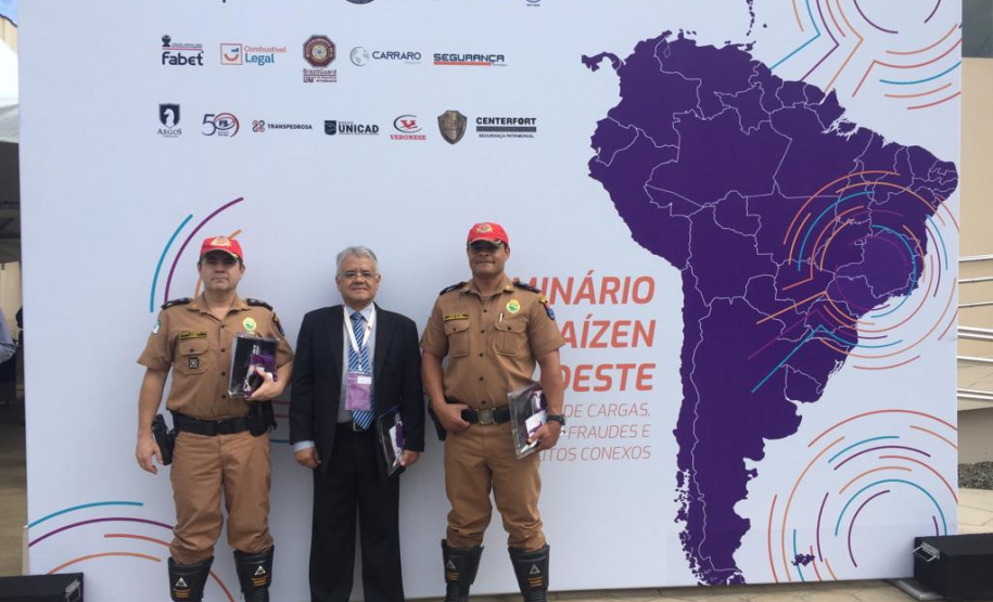 O Batalhão de Polícia Rodoviária (BPRv) participou do Seminário Raízen Sudeste, Roubos de Cargas, Fraudes e Delitos Conexos, realizado na cidade de Mairinque, no estado de São Paulo, terça-feira (29). No encontro foram discutidas estratégias de policiamento, inovações e tecnologias aplicáveis à segurança viária. O Paraná se destacou pelos baixos índices de roubos de carga: 3% de todos os crimes deste tipo no Brasil ocorreram em estradas estaduais paranaenses. Foto: Divulgação/SESP