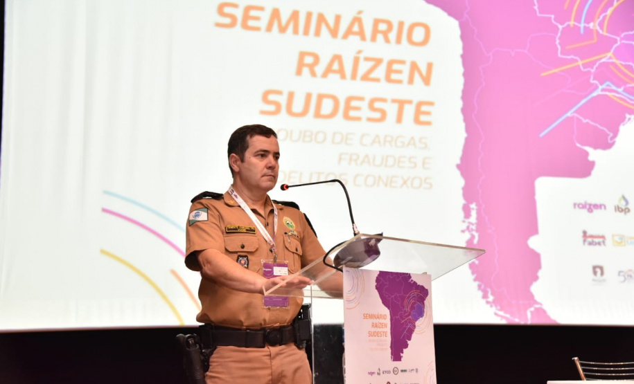O Batalhão de Polícia Rodoviária (BPRv) participou do Seminário Raízen Sudeste, Roubos de Cargas, Fraudes e Delitos Conexos, realizado na cidade de Mairinque, no estado de São Paulo, terça-feira (29). No encontro foram discutidas estratégias de policiamento, inovações e tecnologias aplicáveis à segurança viária. O Paraná se destacou pelos baixos índices de roubos de carga: 3% de todos os crimes deste tipo no Brasil ocorreram em estradas estaduais paranaenses. Foto: Divulgação/SESP