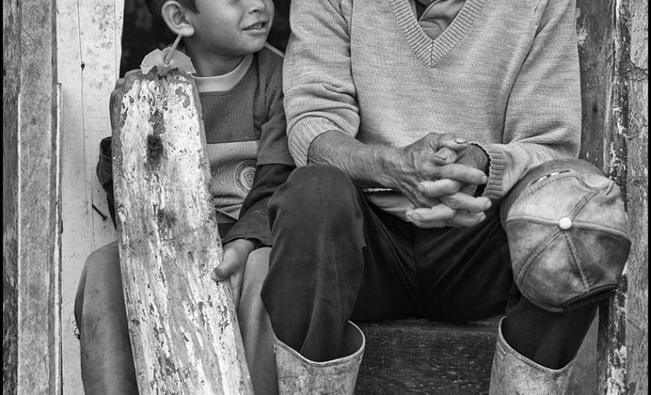 O Museu Oscar Niemeyer (MON) promove o lançamento do livro Mestiço – Retrato do Brasil, do fotógrafo Orlando Azevedo, na quinta-feira (7/11), às 19h30. A publicação apresenta 340 retratos em preto e branco de brasileiros anônimos. As fotos foram selecionadas entre milhares de imagens registradas ao longo de décadas. Foto: Orlando Azevedo