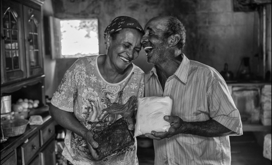 O Museu Oscar Niemeyer (MON) promove o lançamento do livro Mestiço – Retrato do Brasil, do fotógrafo Orlando Azevedo, na quinta-feira (7/11), às 19h30. A publicação apresenta 340 retratos em preto e branco de brasileiros anônimos. As fotos foram selecionadas entre milhares de imagens registradas ao longo de décadas. Foto: Orlando Azevedo