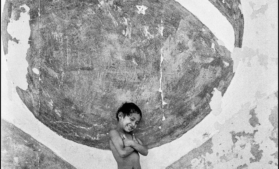 O Museu Oscar Niemeyer (MON) promove o lançamento do livro Mestiço – Retrato do Brasil, do fotógrafo Orlando Azevedo, na quinta-feira (7/11), às 19h30. A publicação apresenta 340 retratos em preto e branco de brasileiros anônimos. As fotos foram selecionadas entre milhares de imagens registradas ao longo de décadas. Foto: Orlando Azevedo