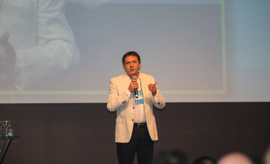 O governador Carlos Massa Ratinho Junior faz a abertura nesta quinta-feira (31),  do encontro de capacitação Governo 5.0 no Hotel Rafain Palace & Convention, em Foz do Iguaçu. Na foto, o prefeito de Foz do Iguaçu, Chico Brasileiro. Foz do Iguaçu, 17/10/2019 -  Foto: Geraldo Bubniak/AEN