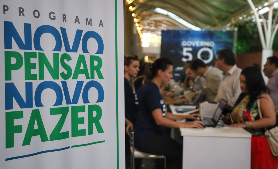 O governador Carlos Massa Ratinho Junior disse nesta quinta-feira (31), na abertura do encontro Governo 5.0, em Foz do Iguaçu, que o planejamento do Estado para os próximos anos será feito a muitas mãos, em parceria com os municípios, e que a inovação, o Novo Pensar e Novo Fazer, deve estar a serviço de todos os paranaenses. Ratinho Junior também assinou um pacote de investimentos de R$ 351 milhões nos municípios para os próximos anos. Foto: José Fernando Ogura/AEN
