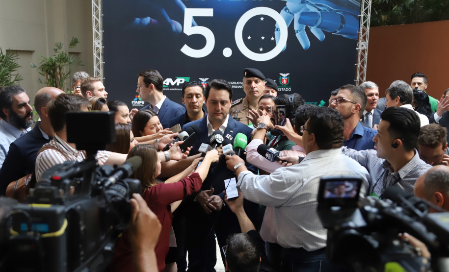 O governador Carlos Massa Ratinho Junior disse nesta quinta-feira (31), na abertura do encontro Governo 5.0, em Foz do Iguaçu, que o planejamento do Estado para os próximos anos será feito a muitas mãos, em parceria com os municípios, e que a inovação, o Novo Pensar e Novo Fazer, deve estar a serviço de todos os paranaenses. Ratinho Junior também assinou um pacote de investimentos de R$ 351 milhões nos municípios para os próximos anos. Foto: José Fernando Ogura/AEN
