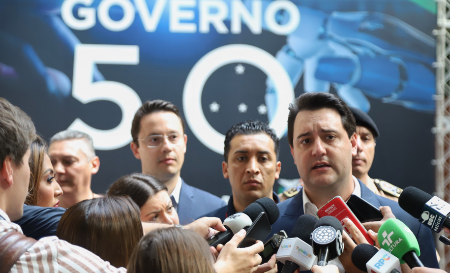 O governador Carlos Massa Ratinho Junior disse nesta quinta-feira (31), na abertura do encontro Governo 5.0, em Foz do Iguaçu, que o planejamento do Estado para os próximos anos será feito a muitas mãos, em parceria com os municípios, e que a inovação, o Novo Pensar e Novo Fazer, deve estar a serviço de todos os paranaenses. Ratinho Junior também assinou um pacote de investimentos de R$ 351 milhões nos municípios para os próximos anos. Foto: José Fernando Ogura/AEN