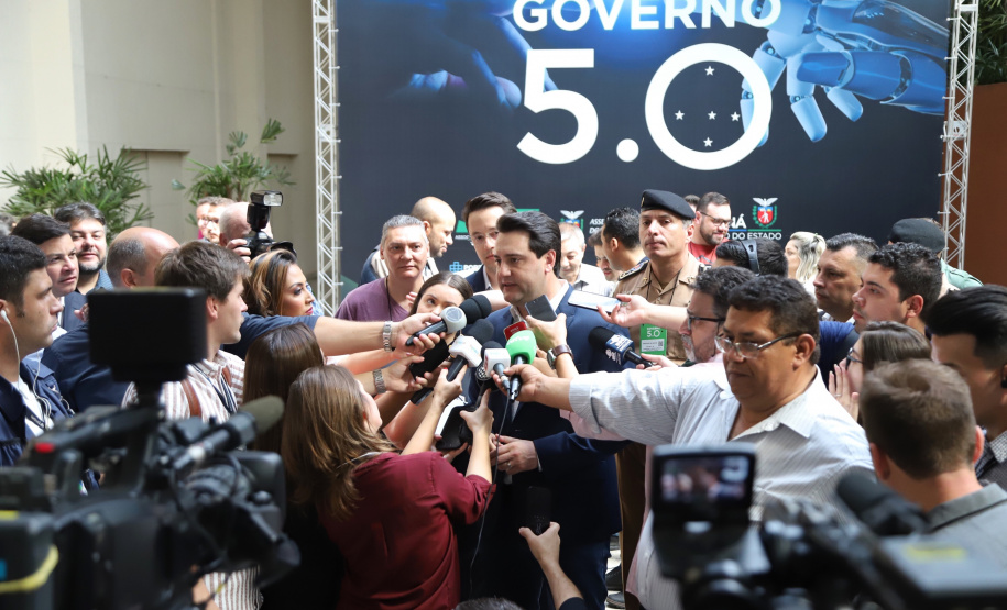 O governador Carlos Massa Ratinho Junior disse nesta quinta-feira (31), na abertura do encontro Governo 5.0, em Foz do Iguaçu, que o planejamento do Estado para os próximos anos será feito a muitas mãos, em parceria com os municípios, e que a inovação, o Novo Pensar e Novo Fazer, deve estar a serviço de todos os paranaenses. Ratinho Junior também assinou um pacote de investimentos de R$ 351 milhões nos municípios para os próximos anos. Foto: José Fernando Ogura/AEN