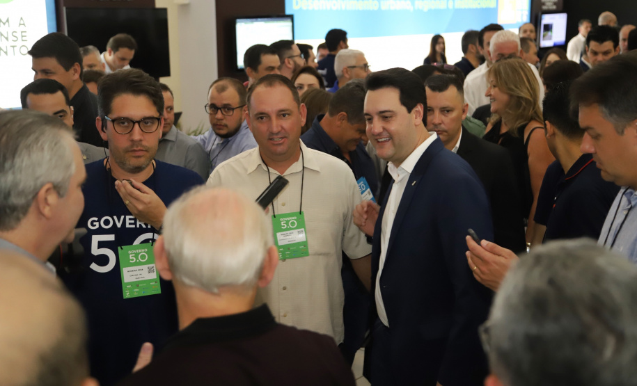 O governador Carlos Massa Ratinho Junior disse nesta quinta-feira (31), na abertura do encontro Governo 5.0, em Foz do Iguaçu, que o planejamento do Estado para os próximos anos será feito a muitas mãos, em parceria com os municípios, e que a inovação, o Novo Pensar e Novo Fazer, deve estar a serviço de todos os paranaenses. Ratinho Junior também assinou um pacote de investimentos de R$ 351 milhões nos municípios para os próximos anos. Foto: José Fernando Ogura/AEN