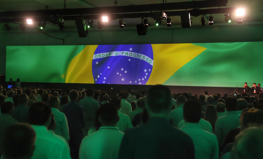 O governador Carlos Massa Ratinho Junior disse nesta quinta-feira (31), na abertura do encontro Governo 5.0, em Foz do Iguaçu, que o planejamento do Estado para os próximos anos será feito a muitas mãos, em parceria com os municípios, e que a inovação, o Novo Pensar e Novo Fazer, deve estar a serviço de todos os paranaenses. Ratinho Junior também assinou um pacote de investimentos de R$ 351 milhões nos municípios para os próximos anos. Foto: José Fernando Ogura/AEN