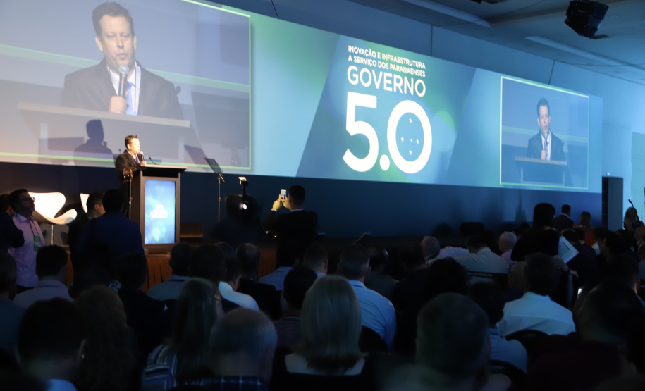 O governador Carlos Massa Ratinho Junior disse nesta quinta-feira (31), na abertura do encontro Governo 5.0, em Foz do Iguaçu, que o planejamento do Estado para os próximos anos será feito a muitas mãos, em parceria com os municípios, e que a inovação, o Novo Pensar e Novo Fazer, deve estar a serviço de todos os paranaenses. Ratinho Junior também assinou um pacote de investimentos de R$ 351 milhões nos municípios para os próximos anos. Foto: José Fernando Ogura/AEN