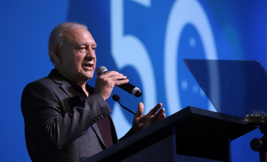 O governador Carlos Massa Ratinho Junior disse nesta quinta-feira (31), na abertura do encontro Governo 5.0, em Foz do Iguaçu, que o planejamento do Estado para os próximos anos será feito a muitas mãos, em parceria com os municípios, e que a inovação, o Novo Pensar e Novo Fazer, deve estar a serviço de todos os paranaenses. Ratinho Junior também assinou um pacote de investimentos de R$ 351 milhões nos municípios para os próximos anos. Foto: José Fernando Ogura/AEN