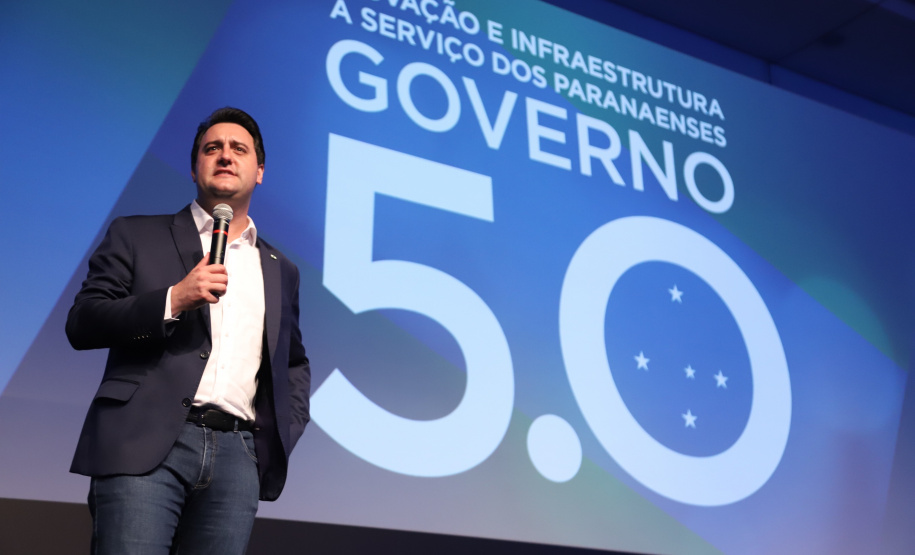 O governador Carlos Massa Ratinho Junior disse nesta quinta-feira (31), na abertura do encontro Governo 5.0, em Foz do Iguaçu, que o planejamento do Estado para os próximos anos será feito a muitas mãos, em parceria com os municípios, e que a inovação, o Novo Pensar e Novo Fazer, deve estar a serviço de todos os paranaenses. Ratinho Junior também assinou um pacote de investimentos de R$ 351 milhões nos municípios para os próximos anos. Foto: José Fernando Ogura/AEN