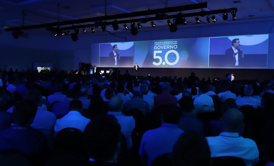 O governador Carlos Massa Ratinho Junior disse nesta quinta-feira (31), na abertura do encontro Governo 5.0, em Foz do Iguaçu, que o planejamento do Estado para os próximos anos será feito a muitas mãos, em parceria com os municípios, e que a inovação, o Novo Pensar e Novo Fazer, deve estar a serviço de todos os paranaenses. Ratinho Junior também assinou um pacote de investimentos de R$ 351 milhões nos municípios para os próximos anos. Foto: José Fernando Ogura/AEN