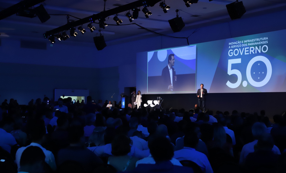 O governador Carlos Massa Ratinho Junior disse nesta quinta-feira (31), na abertura do encontro Governo 5.0, em Foz do Iguaçu, que o planejamento do Estado para os próximos anos será feito a muitas mãos, em parceria com os municípios, e que a inovação, o Novo Pensar e Novo Fazer, deve estar a serviço de todos os paranaenses. Ratinho Junior também assinou um pacote de investimentos de R$ 351 milhões nos municípios para os próximos anos. Foto: José Fernando Ogura/AEN