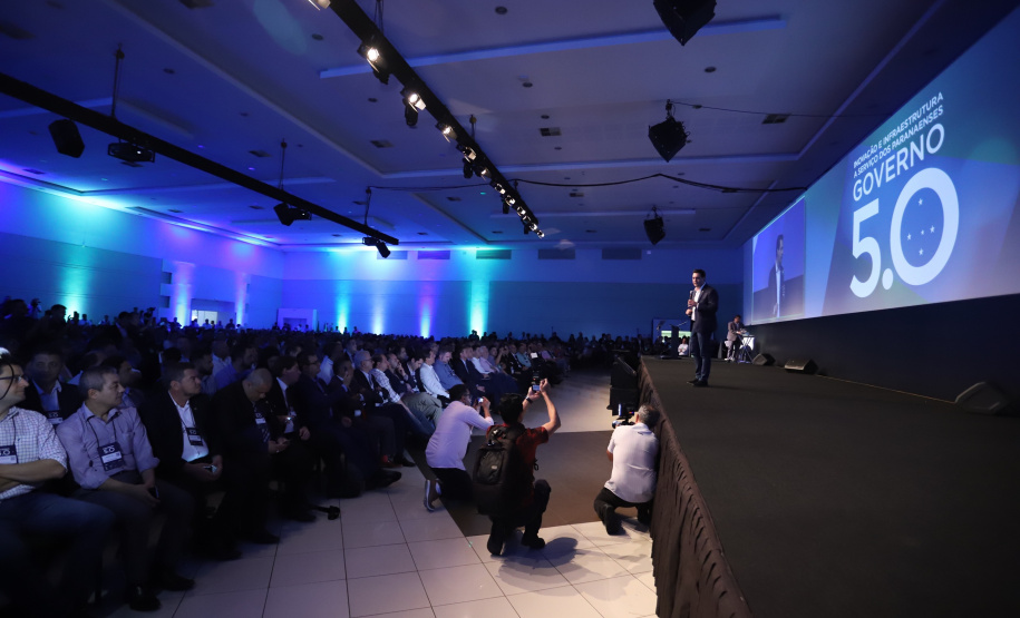 O governador Carlos Massa Ratinho Junior disse nesta quinta-feira (31), na abertura do encontro Governo 5.0, em Foz do Iguaçu, que o planejamento do Estado para os próximos anos será feito a muitas mãos, em parceria com os municípios, e que a inovação, o Novo Pensar e Novo Fazer, deve estar a serviço de todos os paranaenses. Ratinho Junior também assinou um pacote de investimentos de R$ 351 milhões nos municípios para os próximos anos. Foto: José Fernando Ogura/AEN