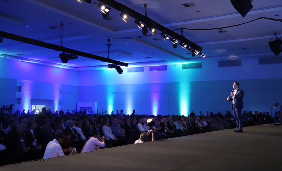 O governador Carlos Massa Ratinho Junior disse nesta quinta-feira (31), na abertura do encontro Governo 5.0, em Foz do Iguaçu, que o planejamento do Estado para os próximos anos será feito a muitas mãos, em parceria com os municípios, e que a inovação, o Novo Pensar e Novo Fazer, deve estar a serviço de todos os paranaenses. Ratinho Junior também assinou um pacote de investimentos de R$ 351 milhões nos municípios para os próximos anos. Foto: José Fernando Ogura/AEN