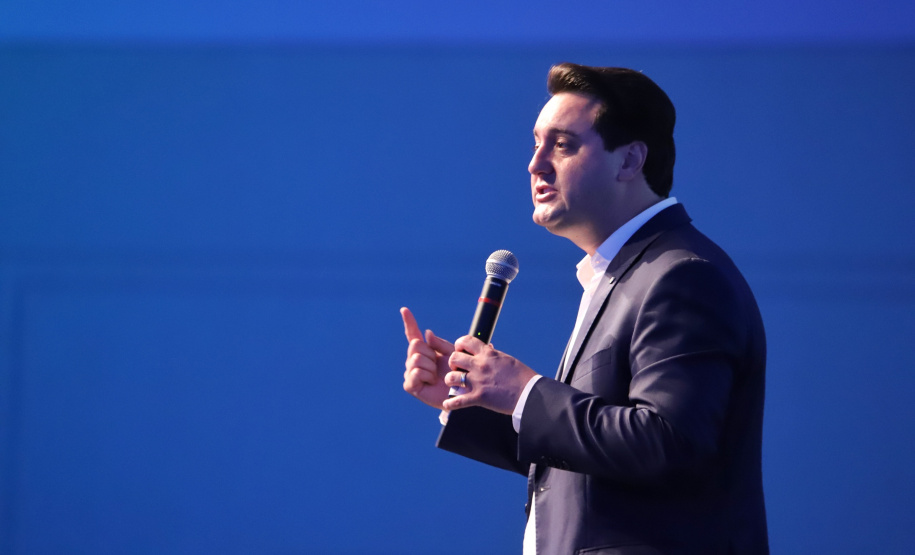 O governador Carlos Massa Ratinho Junior disse nesta quinta-feira (31), na abertura do encontro Governo 5.0, em Foz do Iguaçu, que o planejamento do Estado para os próximos anos será feito a muitas mãos, em parceria com os municípios, e que a inovação, o Novo Pensar e Novo Fazer, deve estar a serviço de todos os paranaenses. Ratinho Junior também assinou um pacote de investimentos de R$ 351 milhões nos municípios para os próximos anos. Foto: José Fernando Ogura/AEN